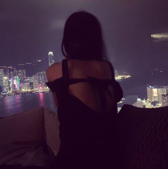 葉朗程日前分享了「女主角」望着中環夜景、背向鏡頭的照片。葉朗程ig