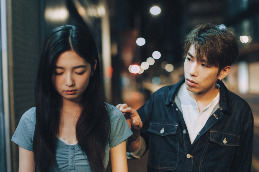 MV呢位女生為情所困,服藥再夢遊。洪嘉豪盼陪伴歌迷走過高山低谷。 MV呢位女生為情所困,服藥再夢遊。洪嘉豪盼陪伴歌迷走過高山低谷。