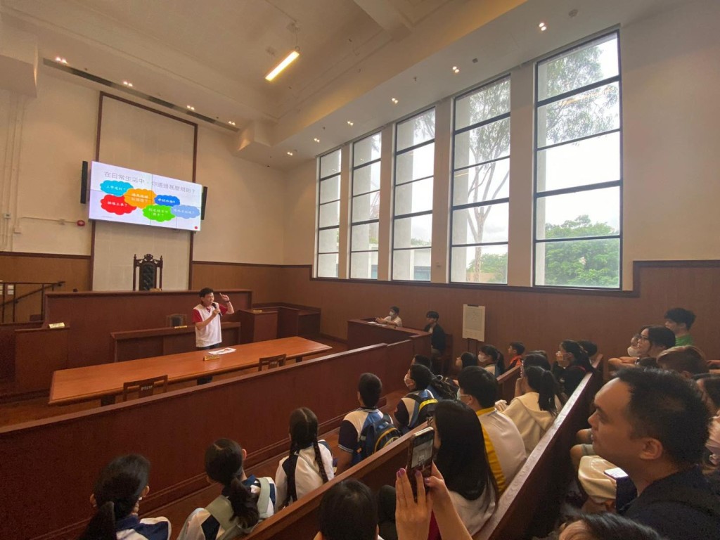 熊運信以輕鬆的手法向中小學生講解香港的法律和司法制度、法治精神的重要性，以及簡介涉及國家安全的案件的審判程序。律師會fb