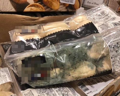 面包表面布满了绿色的霉状物体。「商品经验老实说」facebook 图片