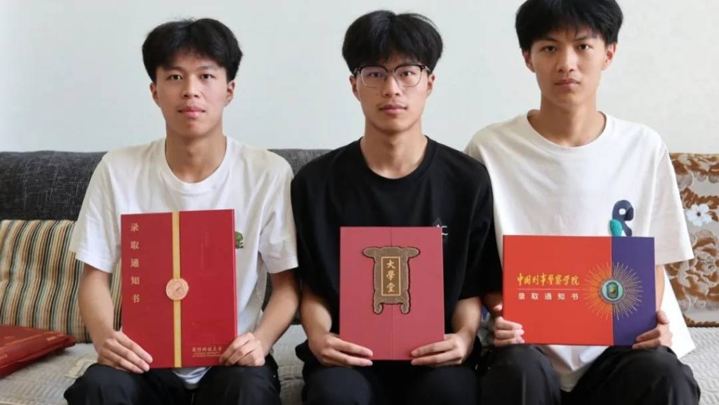 從左到右依次為：大哥羅鈞議（考入國防科技大學），二哥羅鈞騰（考入北京大學），三弟羅鈞齡（考入中國刑事警察學院）。