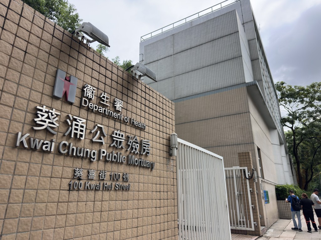 墮斃男工的親屬到葵涌殮房認屍。梁國峰攝 墮斃男工的親屬到葵涌殮房認屍。梁國峰攝