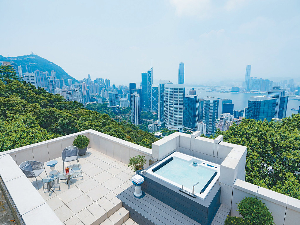 ■大宅位於港島之巔的山頂道,俯瞰璀璨維港景致。