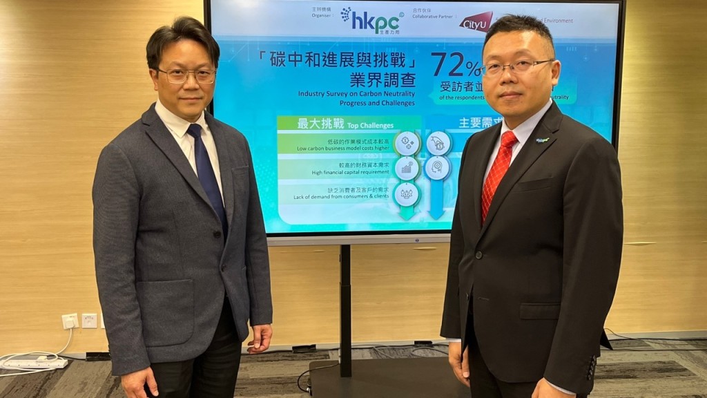 都永海(右)指會繼續協助各界跟上「碳中和」趨勢。李宇婷攝