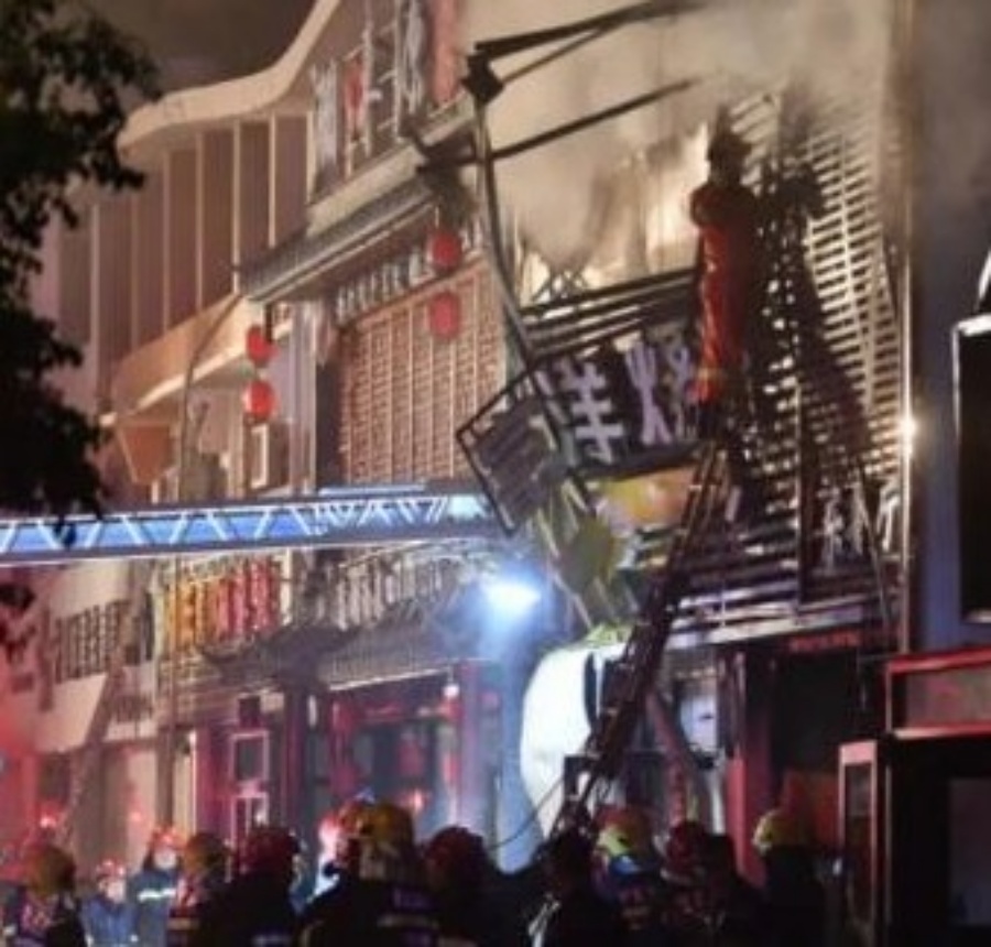 富洋燒烤全店嚴重炸毀。