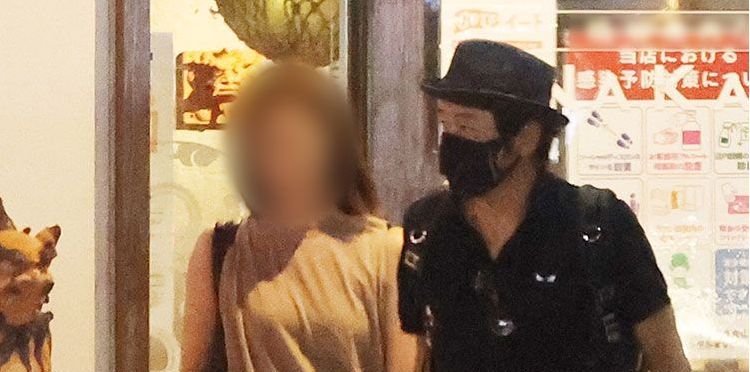 兩人一啲都唔閃縮，高調發展婚外情。