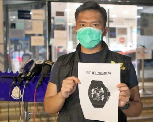 警方就加連威老道劫案展示證物。資料圖片