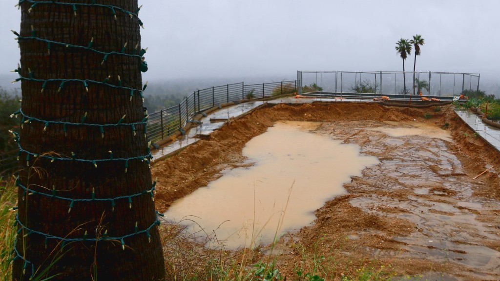 遭南加州伊頓山火催毀的一處物業泥氹積水。 美聯社 遭南加州伊頓山火催毀的一處物業泥氹積水。 美聯社