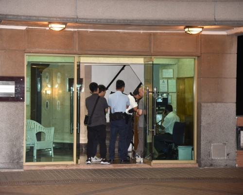 現場是淺水灣道93號寶晶苑一間獨立屋。