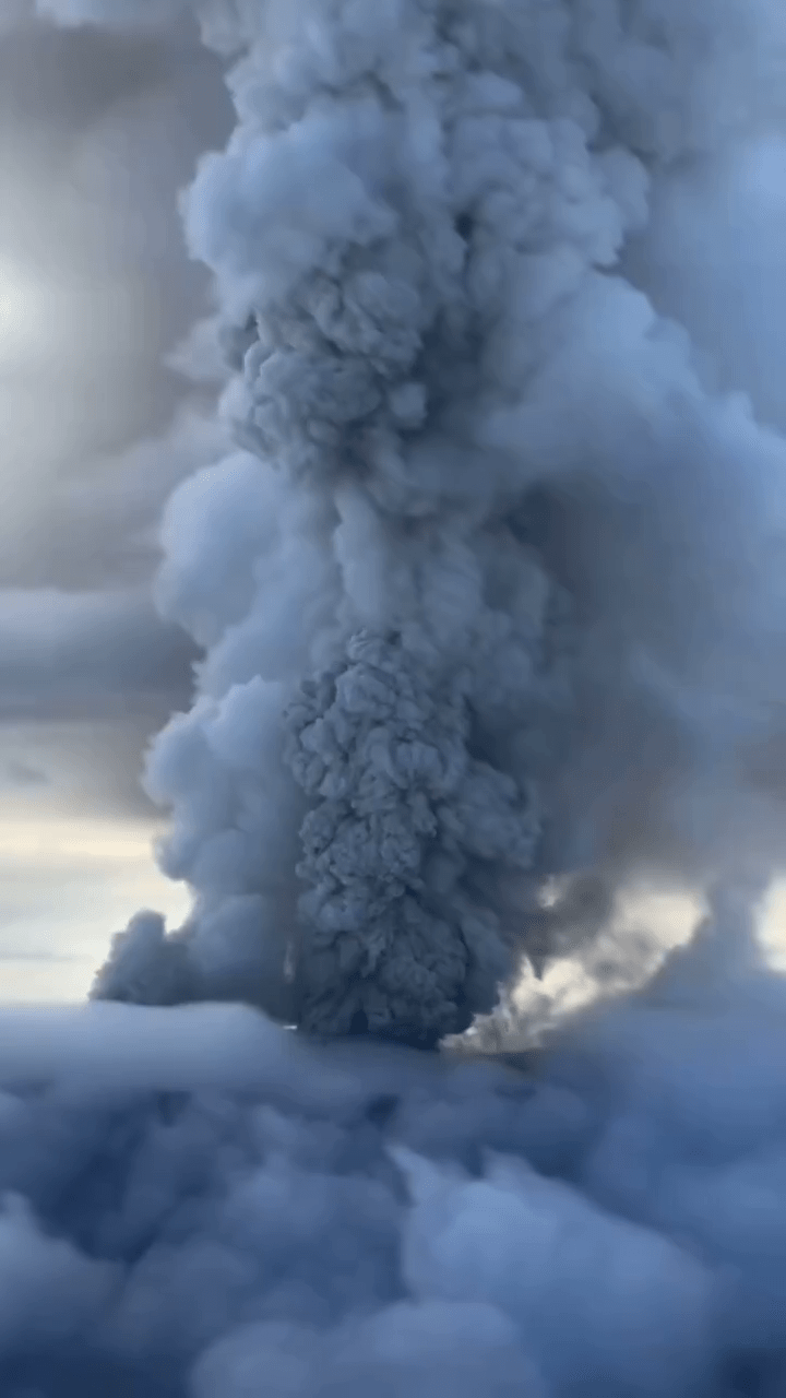 俄羅斯火山600年首爆發,灰柱噴6000米高。X@WeatherMonitors 俄羅斯火山600年首爆發,灰柱噴6000米高。X@WeatherMonitors