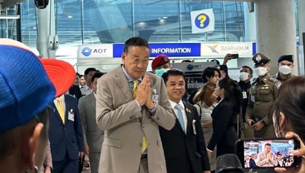 泰国总理赛塔现身素万那普机场，迎接首批免签中国游客入境。中国桥网微博