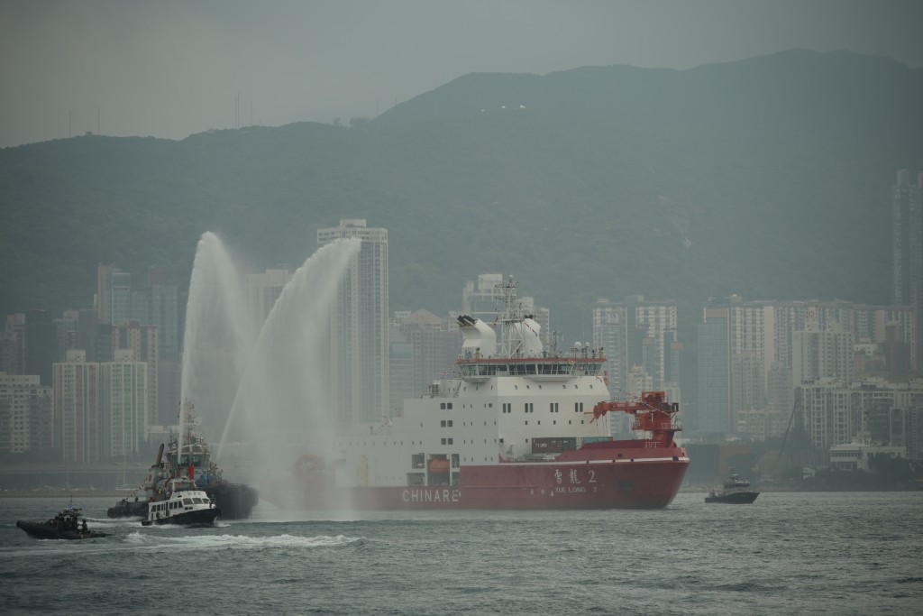 水警轮与消防船联同多艘民间船只、包括张保仔号等，引领「雪龙2」号由鲤鱼门驶入维港。苏正谦摄