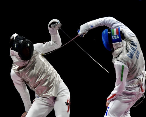 張家朗(左)擊敗意大利加羅素首奪奧運花子花劍金牌。記者梁柏琛東京直擊