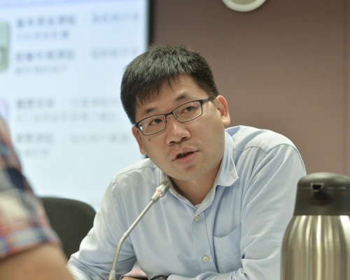民主黨莫建成質疑強制外傭打疫苗,將來或會再藉職業強迫全民接種。資料圖片
