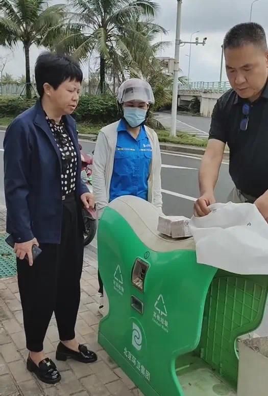 清潔工在垃圾桶的白膠袋中找到一袋「現金」。