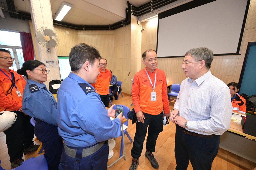 卓永興(右一)勉勵民眾安全服務隊繼續努力,全力協助上樓居民。 卓永興(右一)勉勵民眾安全服務隊繼續努力,全力協助上樓居民。