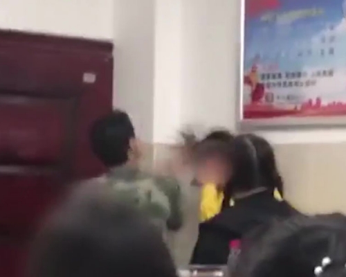 職校女生駁嘴被教官掌摑腳踢。(網圖)