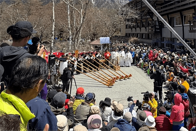 日本信奉神道教的地区认为白色乌鸦象征吉兆。国土交通省松本砂防事务所X 日本信奉神道教的地区认为白色乌鸦象征吉兆。国土交通省松本砂防事务所X