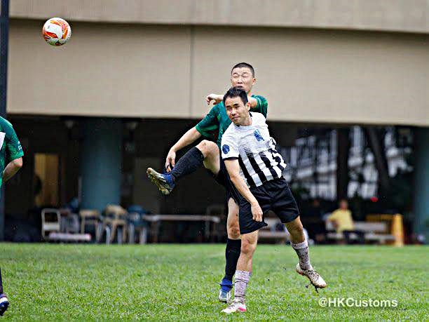 海關與律政司人馬在球場較勁。fb：香港海關