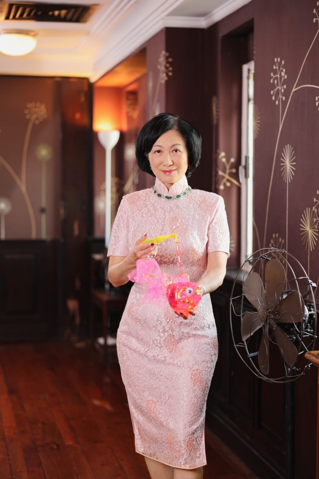 葉劉指曾穿著這套粉紅色旗袍接待不少訪港政要。FB圖片