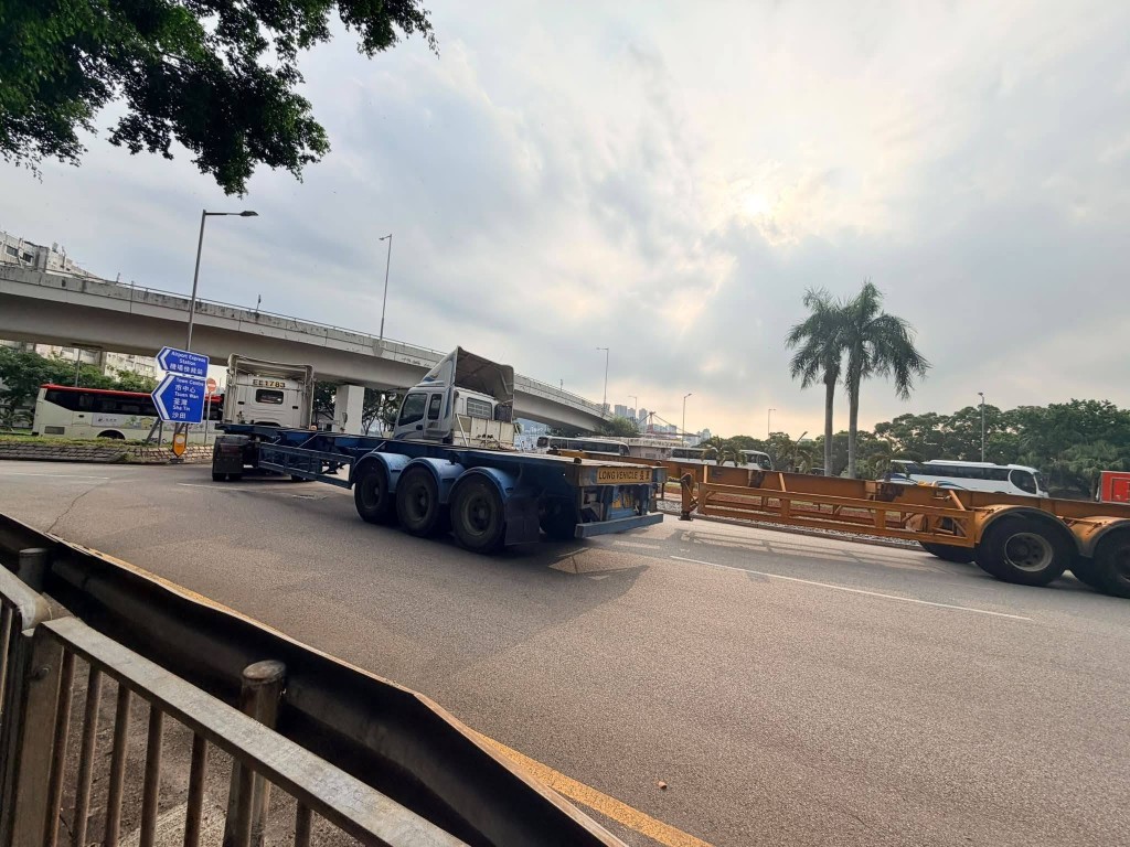 兩貨車相撞。網上圖片 兩貨車相撞。網上圖片