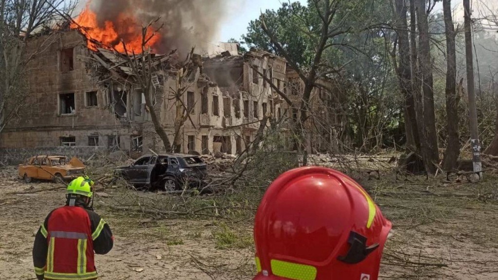 消防員在第聶伯羅（Dnipro）被導彈擊中的診所現場救災。 路透社