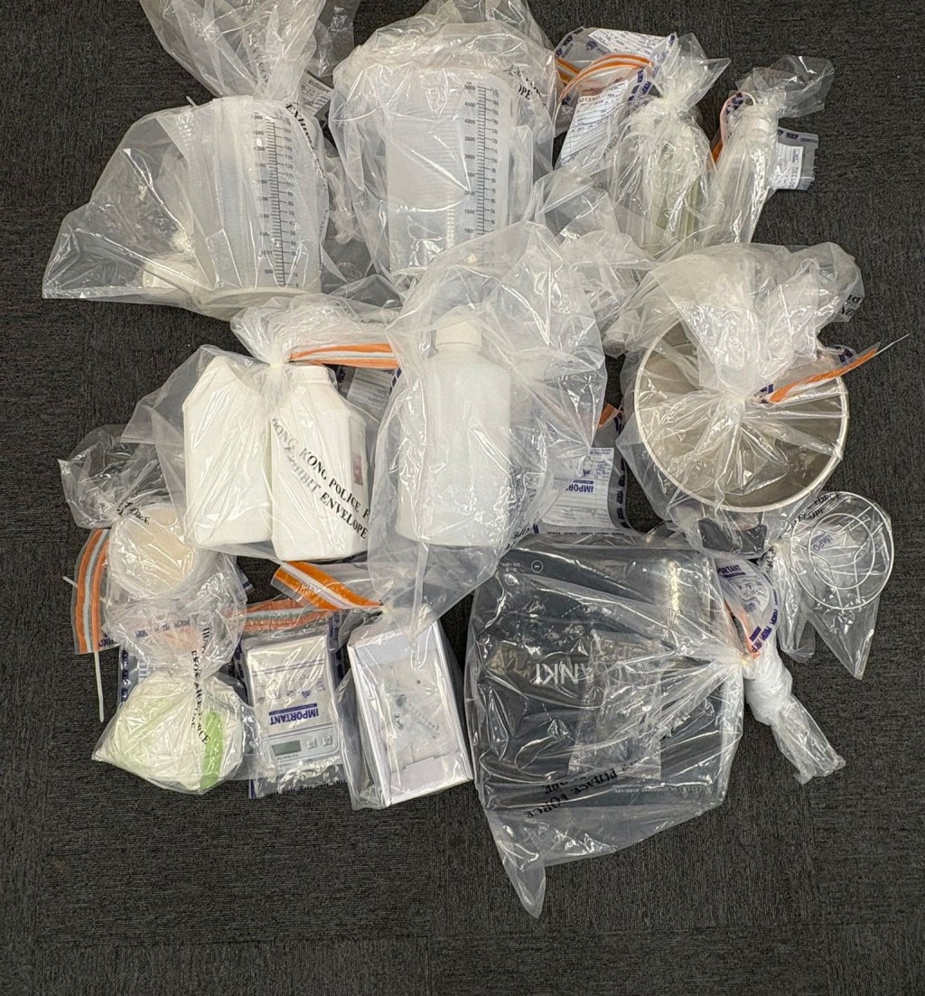 警方展示檢獲的證物。 警方展示檢獲的證物。