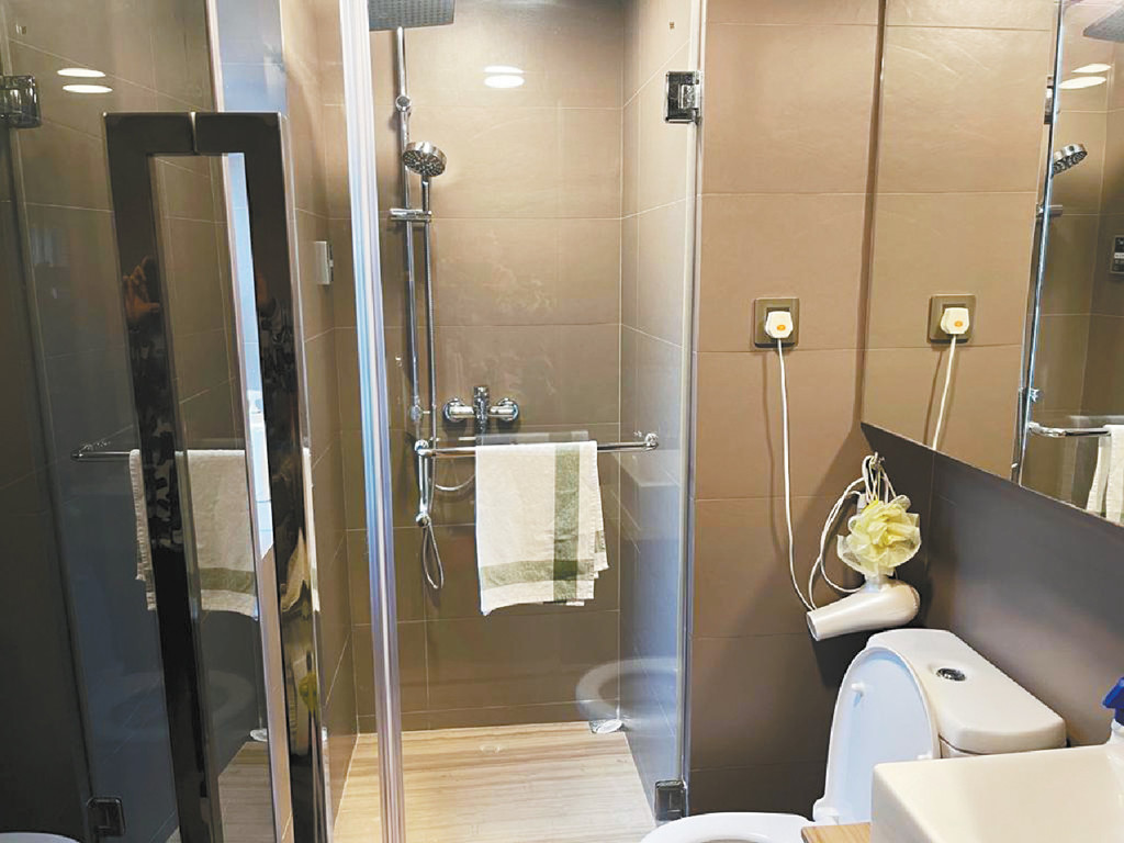 ■浴室以灰色為主調，並設有沐浴間及大鏡櫃。