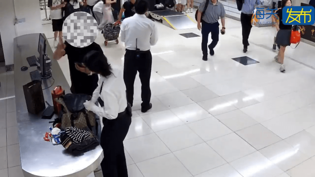 走私冰毒男旅客過關,被女關員截查。 走私冰毒男旅客過關,被女關員截查。
