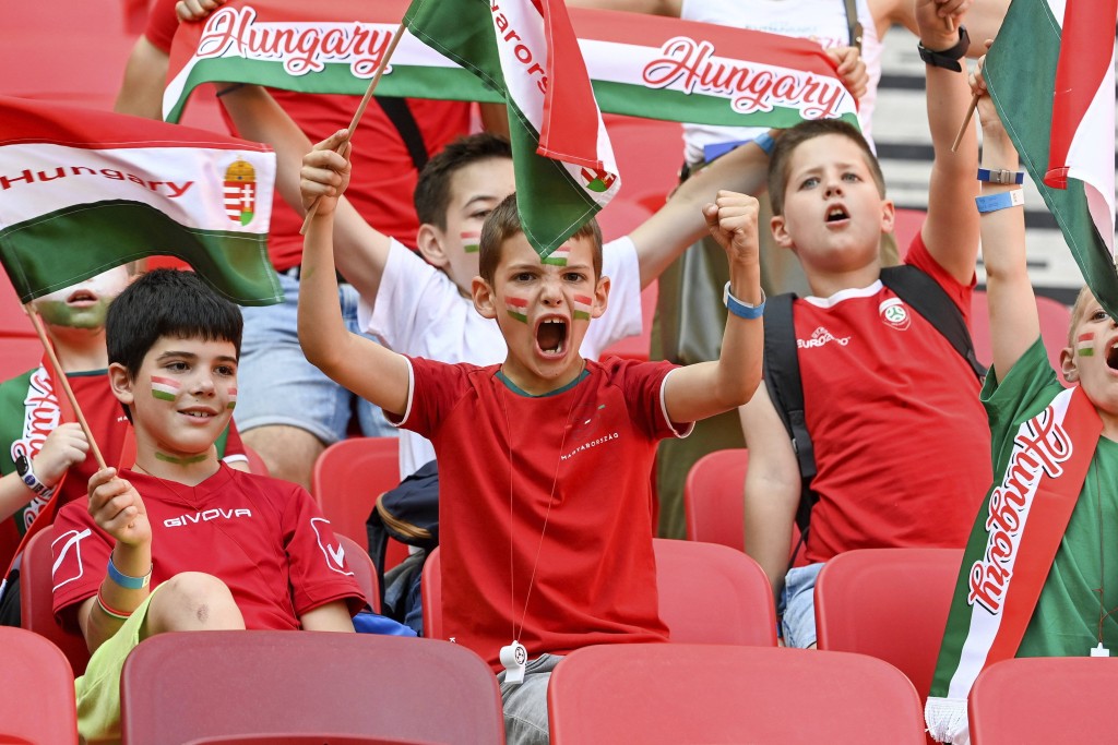 匈牙利l被罚闭门作赛，但14岁或以下小孩可以入场观战。 AP