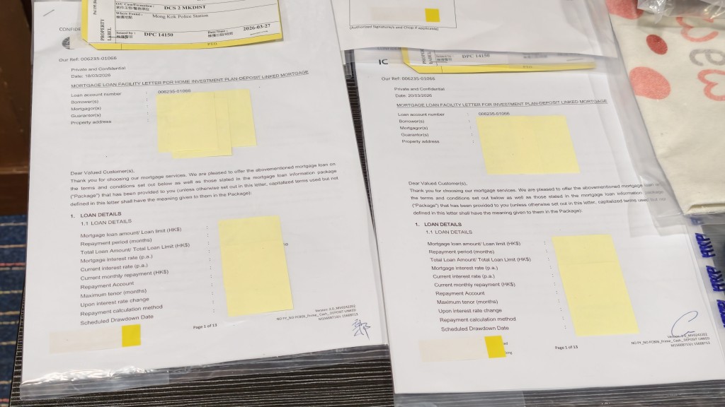 警方檢獲大批文件。黃文威攝 警方檢獲大批文件。黃文威攝