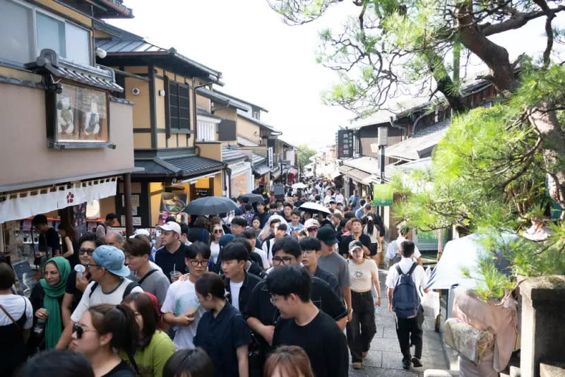 日本民眾不滿優待外國遊客。美聯社 日本民眾不滿優待外國遊客。美聯社