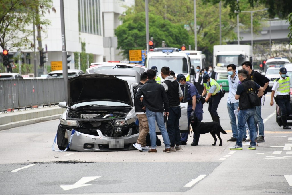 警方下午出動警犬到現場搜索。楊偉亨攝