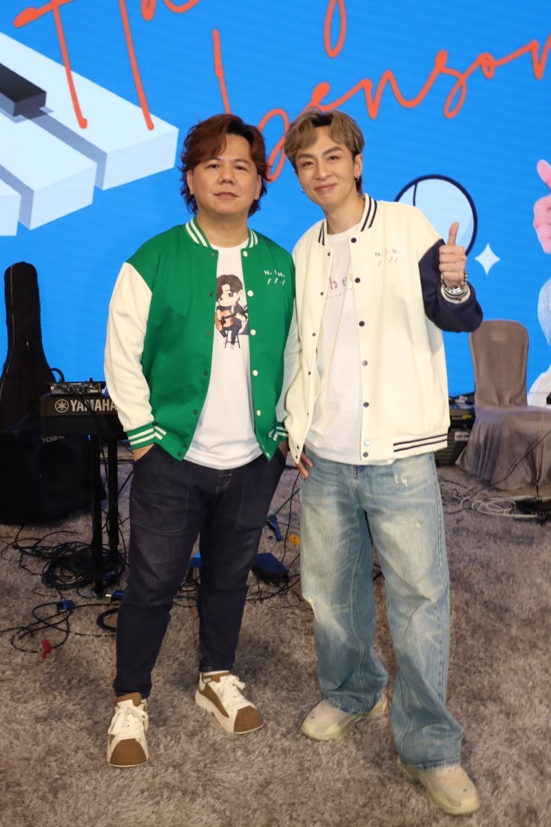 伍仲衡與《中聲》成員顏志恒早前在九龍灣延開56圍舉行「NCH 1122 BIRTHDAY PARTY」,與700名fans一同慶祝生日,兩人在生日會上也有high爆一起唱歌。 伍仲衡與《中聲》成員顏志恒早前在九龍灣延開56圍舉行「NCH 1122 BIRTHDAY PARTY」,與700名fans一同慶祝生日,兩人在生日會上也有high爆一起唱歌。