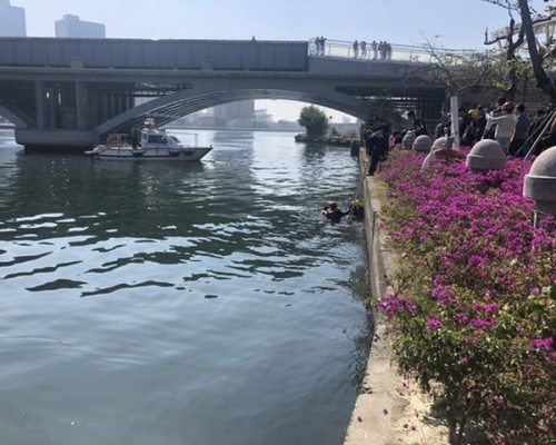 一名男子今早被發現在愛河溺斃。網圖