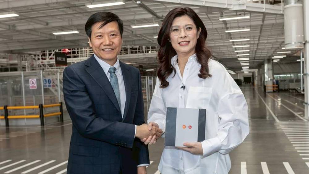 小米集團董事長雷軍（左）與國民黨主席鄭麗文（右）。 國民黨