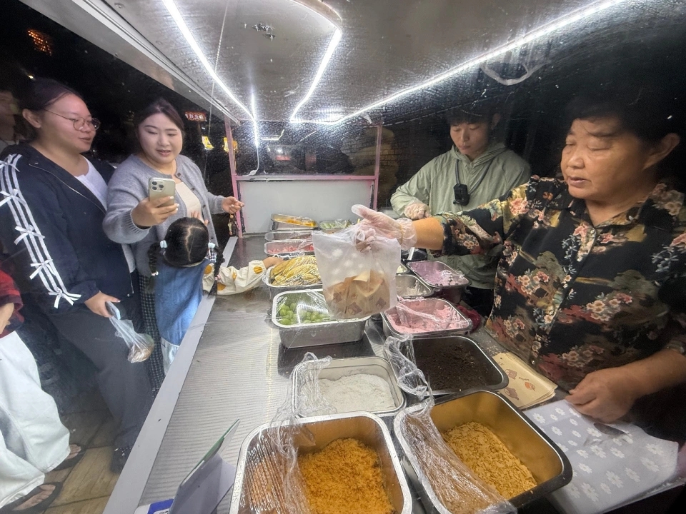 「粉紅麻糬攤」人氣爆棚。 「粉紅麻糬攤」人氣爆棚。
