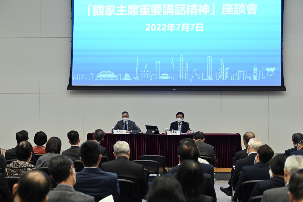 律政司司長林定國資深大律師（台上，左）在座談會上分享看法和感受。政府新聞處圖片
