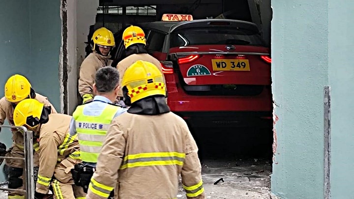 的士衝入校舍，幸無傷及無辜。fb：車cam L（香港群組）