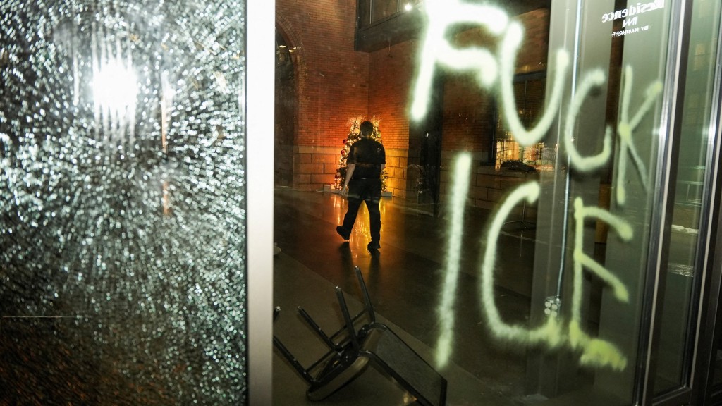 示威者塗鴉破壞明尼阿波利斯市一間酒店的玻璃。 路透社 示威者塗鴉破壞明尼阿波利斯市一間酒店的玻璃。 路透社