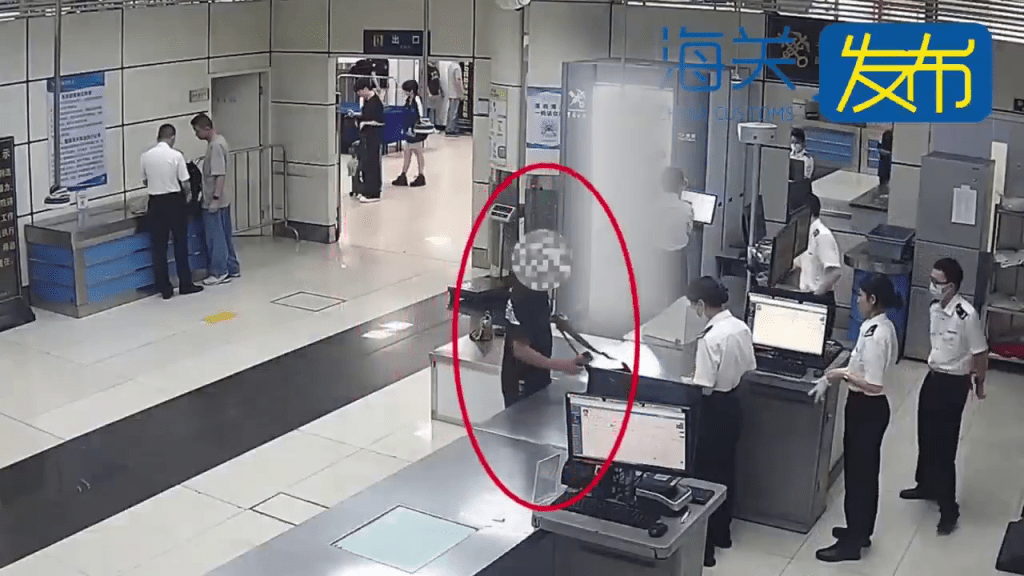 走私冰毒男旅客过关时的情况。