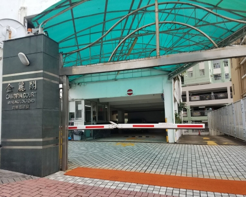 女事主在金麗閣高處墮下。