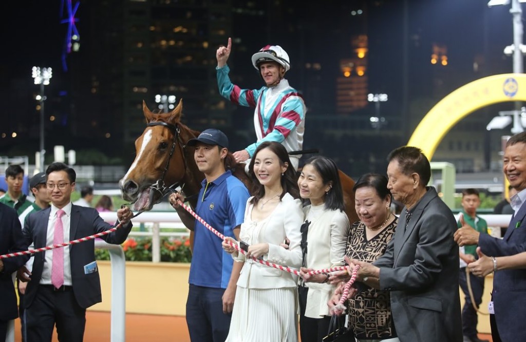 周嘉儀和家人威水拉頭馬。 周嘉儀和家人威水拉頭馬。