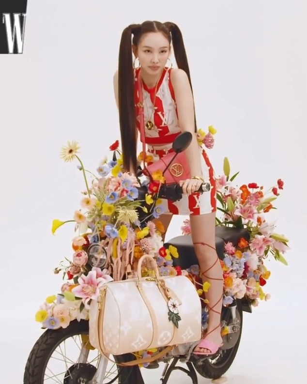 相片以花花及電單車作主題。（來源：W KOREA）