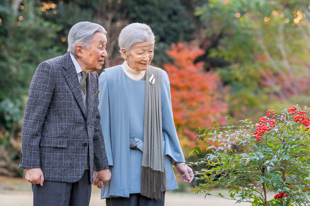 日本上皇明仁(左)與上皇后美智子(右)。美聯社 日本上皇明仁(左)與上皇后美智子(右)。美聯社