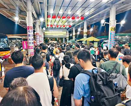 有市民在「小紅書」分享過關實況，表示往市區方向的巴士候車人龍全部排至通道外。