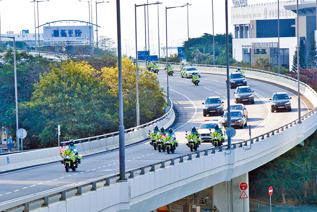 警队护送组定期进行演练，确保护送任务万无一失。