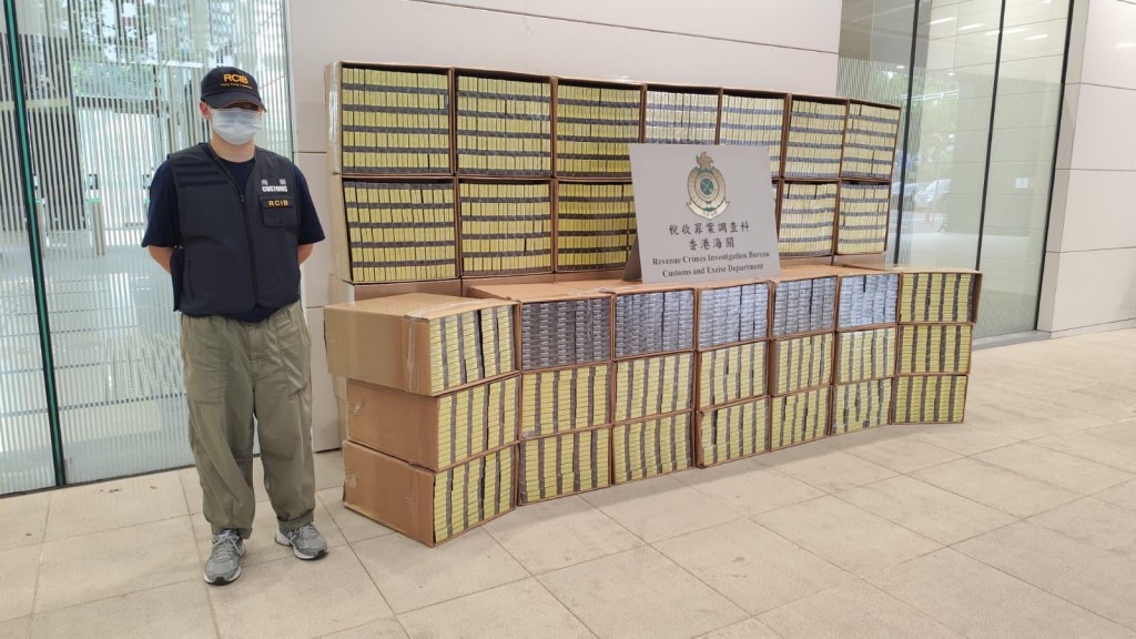 海關檢獲總值逾690萬元的私煙。 海關檢獲總值逾690萬元的私煙。