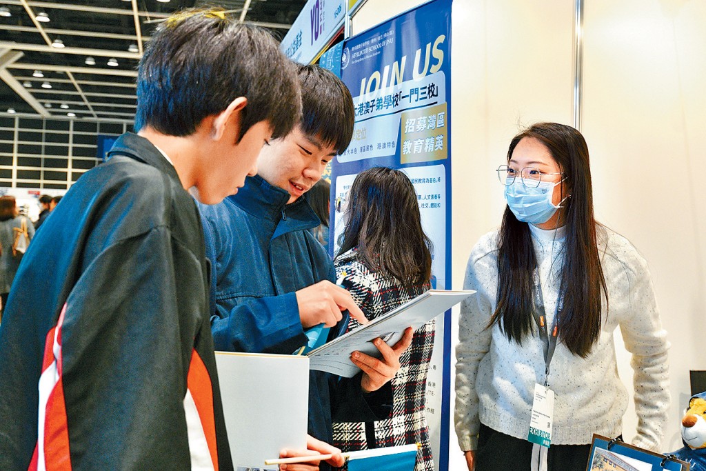維港教育集團於職業及教育博覽擺設攤位,冀有助招聘港籍教師。