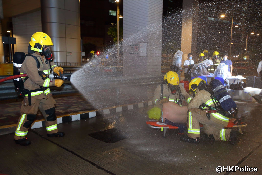 今年7月，警务处联同消防处及港铁公司，于凌晨时分举行代号「天琴」的跨部门化生辐核反恐演习。(警方图片)
